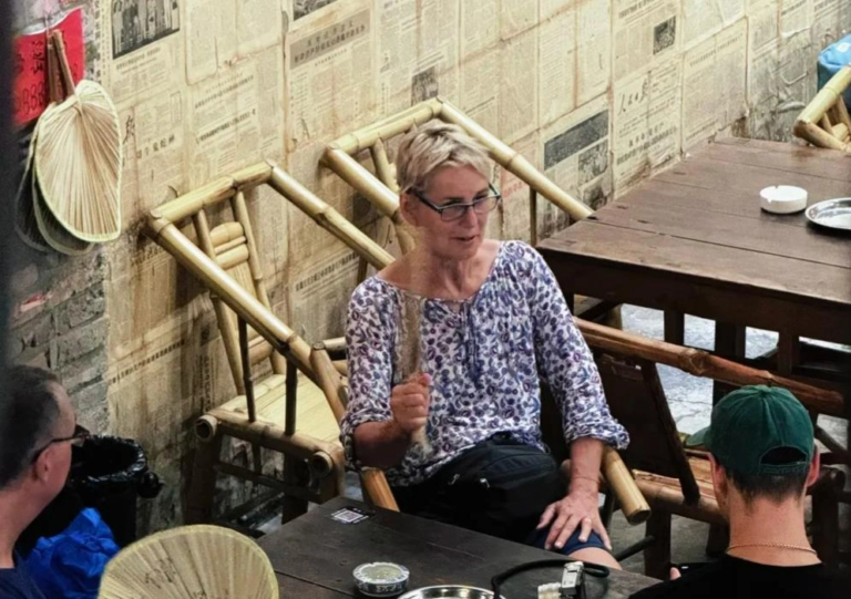foreign-travelers-teahouse-chongqing.webp