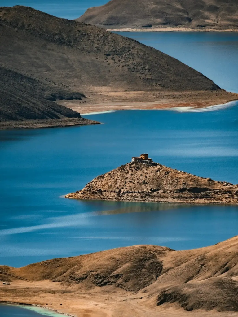 Scenic view of Yamdrok Lake in Tibet