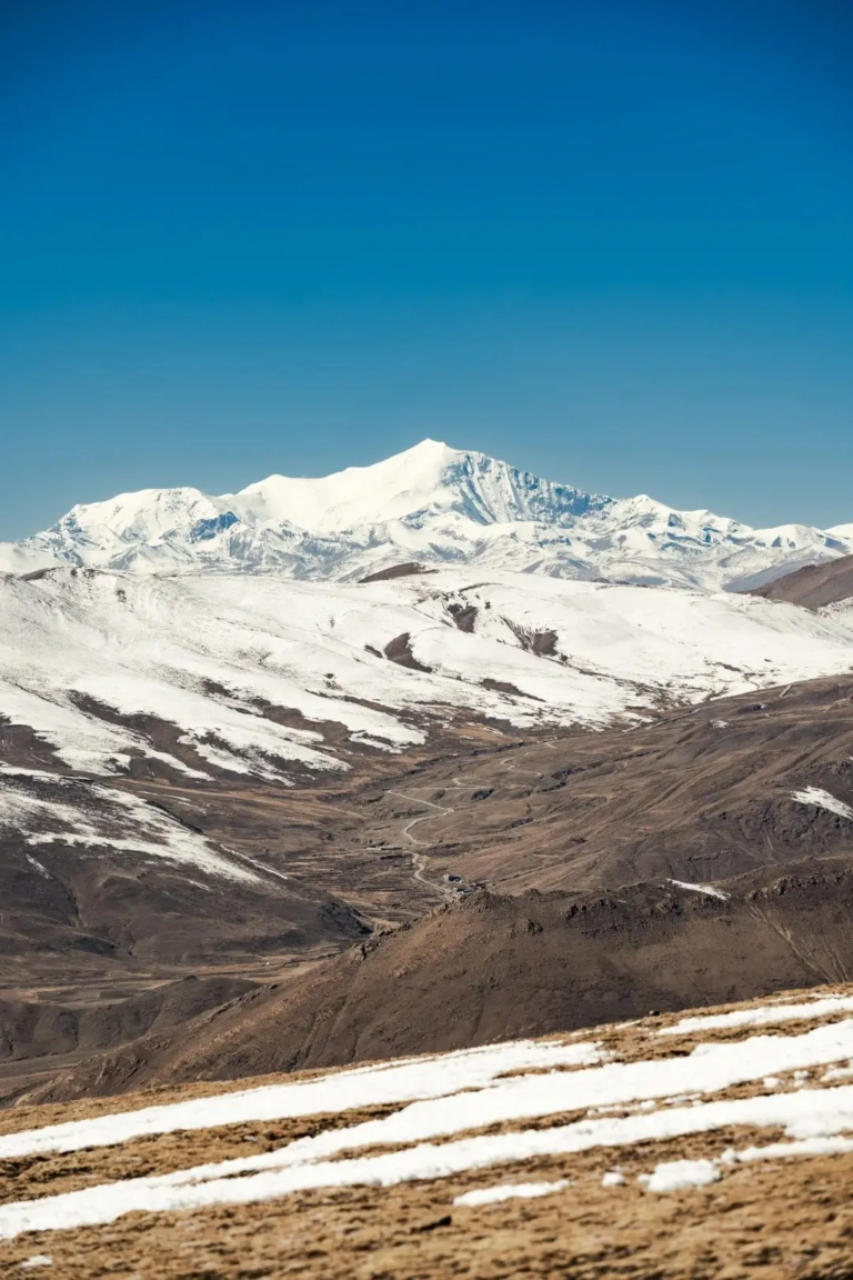 Yamdrok Lake turquoise water and mountains in Tibet