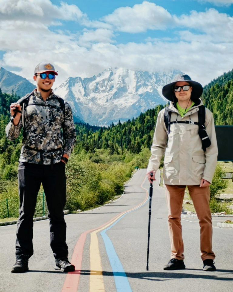 PandaRoaming private guide posing with a traveler during a tour