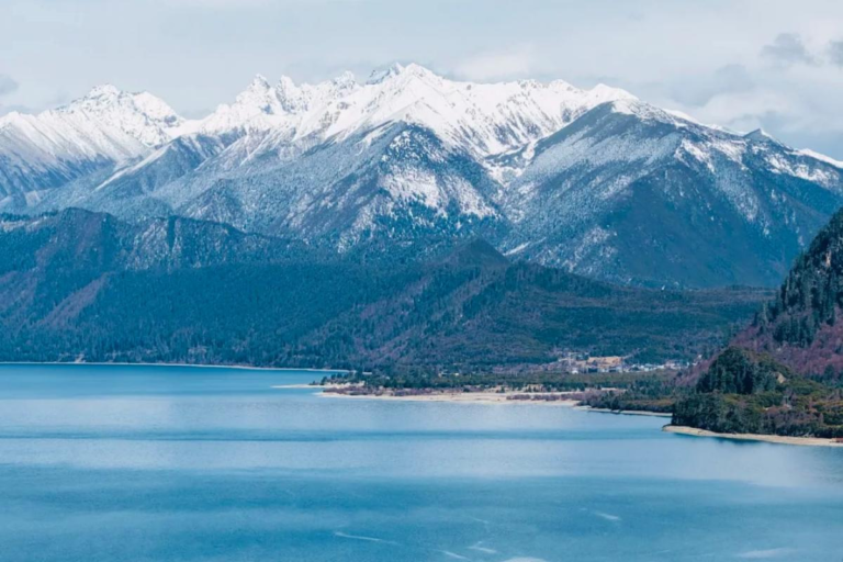 Basongcuo Lake surrounded by mountains and forests in Tibet