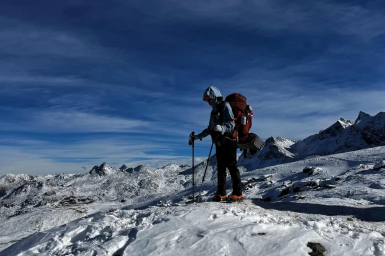 Autumn trekking with snow mountains on the Dangling route in Sichuan