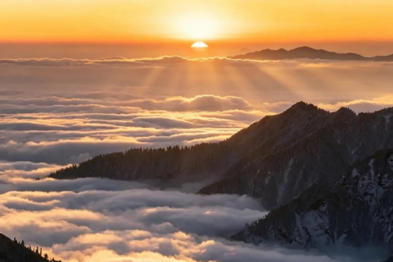 Sunrise above a sea of clouds on Huajianshan Mountain in Sichuan