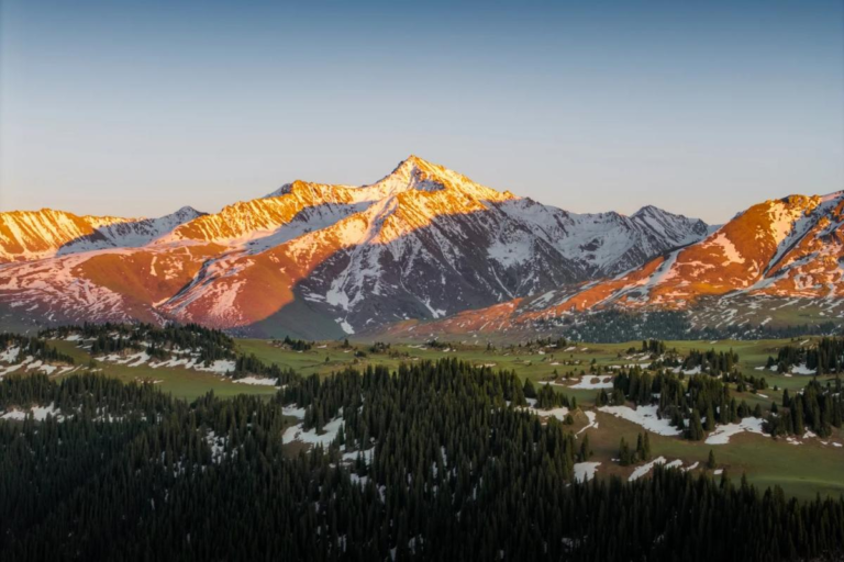 Vast grasslands and mountain scenery in Kalajun, Xinjiang
