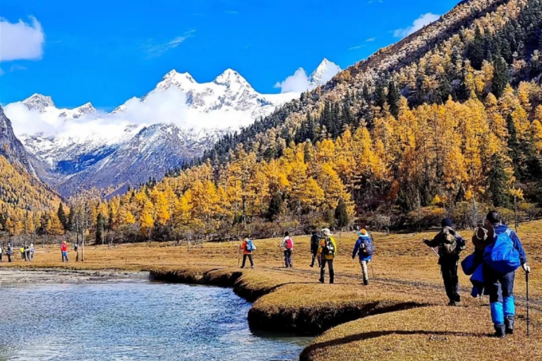 High-altitude crossing between Changping Valley and Bipenggou in Sichuan
