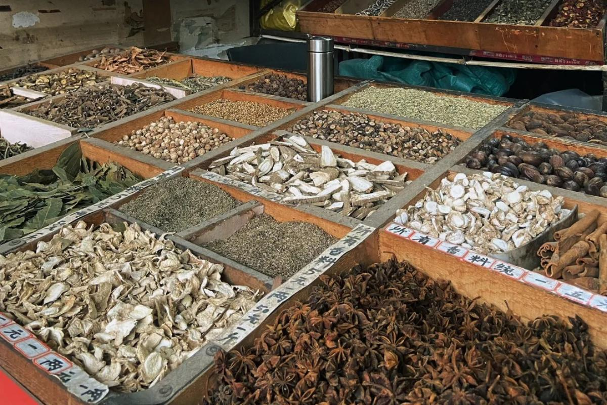 Sichuan food and local market experience in Chengdu