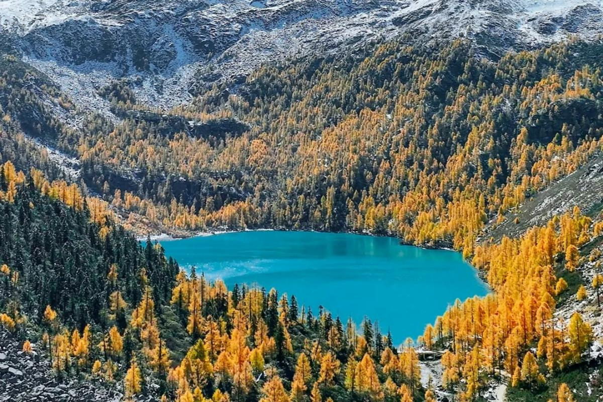 Autumn forest and alpine lake scenery on the Dangling trek in Western Sichuan