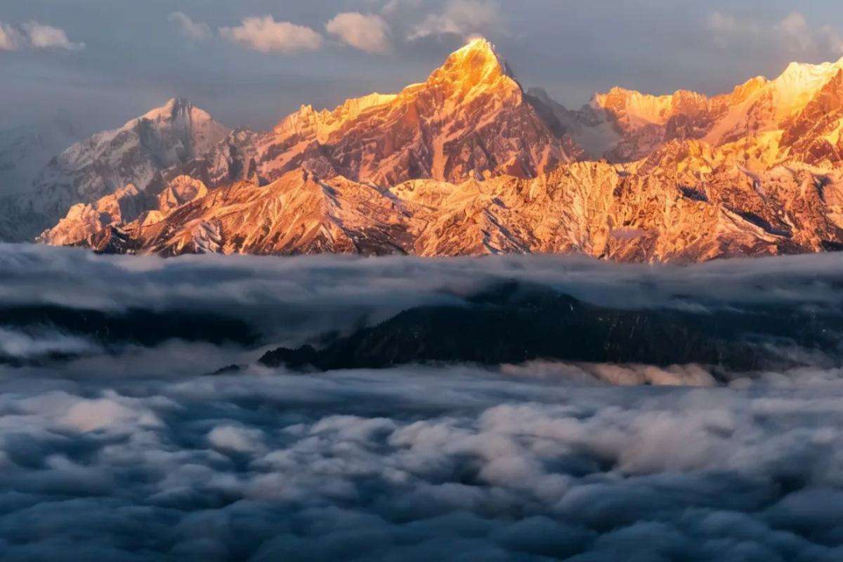 Sea of clouds and Gongga Mountain view from Huajianshan