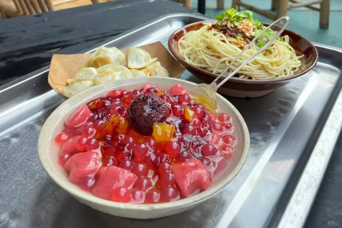Vegetarian Sichuan dishes and local snacks in Chengdu