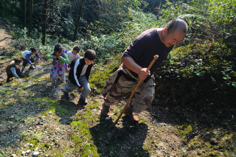 Wang Hu leading travelers on a medicinal herb gathering walk in Mt. Emei